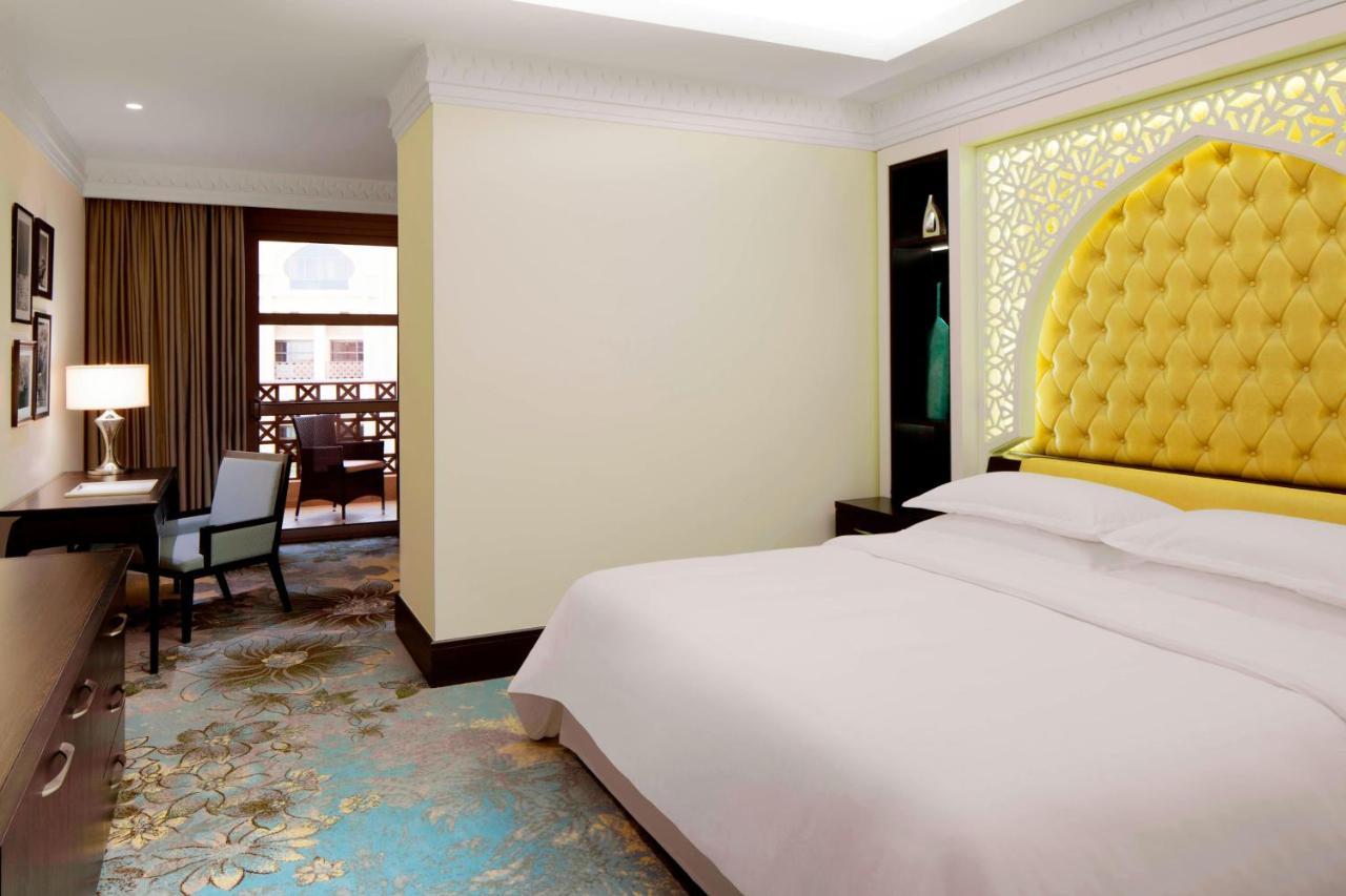 Sheraton Club mit Kingsize-Bett, Poolblick und Zugang zur Lounge